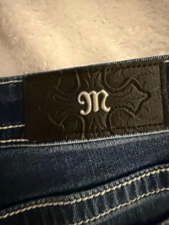 NWT Miss Me women’s Jeans Dk Blue 30x34 Mid Rise Bootcut Fleur-De-Lis Slim Fit - Picture 4 of 11